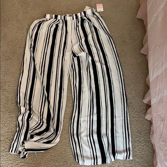 Forever 21 Pants - Forever 21 Flowy Pants Never worn Forever 21 Pants - Forever 21 Flowy Pants Never worn